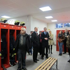 Carsten Schlipköter (3.v. li.), Chef der Haaner Feuerwehr, zeigt Peer Steinbrück (2. v. li.) und Mitgliedern der Haaner SPD das neue Feuerwehrgebäude, Foto: W.Drennhaus