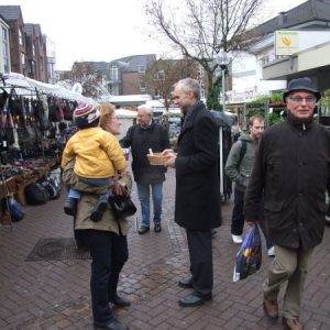 Manfred Krick verteilt Ostergrüße in Haan
