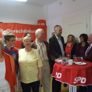 Angeregte Diskussionen führte SPD-Landtagskandidat Manfred Krick beim1. Mai-Frühstück der Haaner SPD