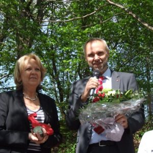 Manfred Krick verteilt rote Rosen zum Muttertag in Haan. Hier überreicht er einen Blumenstrauß an Hannelore Kraft..