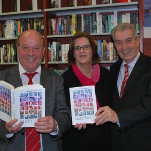 SPD-Kreisgeschäftsführer Peter Zwilling, Kreisvorsitzende Kerstin Griese und Ex-MdB Uwe Holtz bei der Buchvorstellung
