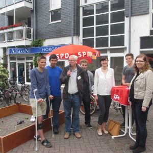 Haaner JJUSOS und Büregermeisterkandidat Jörg Dürr am Infostand