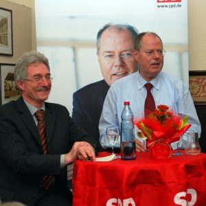 locker und mit typisch hanseatischem Humor diskutierte Peer Steinbrück rund zwei Stunden mit den Gästen des politischen Stammtischs der Haaner SPD