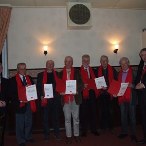 Folgende Personen sind von links nach rechts abgebildet: SPD-Vorsitzender Bernd Stracke, Hans Joachim Langenbach (40 Jahre), Karl Bissen (40 Jahre), Dr. Jürgen Hammerstein (40 Jahre), Wilfried Pohler (40 Jahre), Uwe Hartung (25 Jahre), Reinhard Seibert (4
